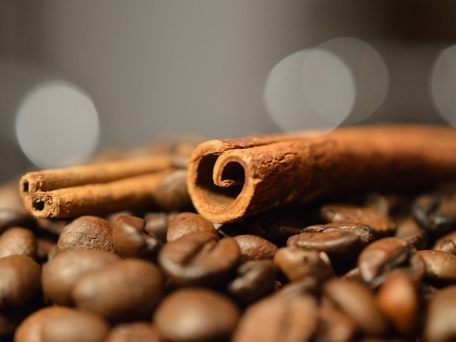 Корица с кофейными зернами на столе