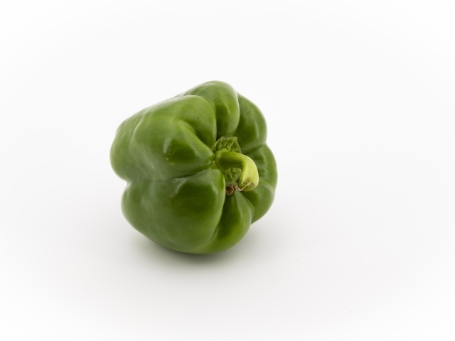 Зеленая паприка на белом фоне
