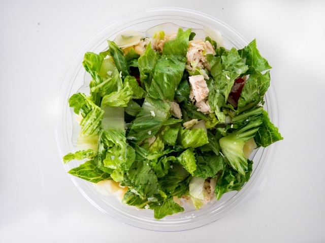 Лиственный салат с курицей в тарелке