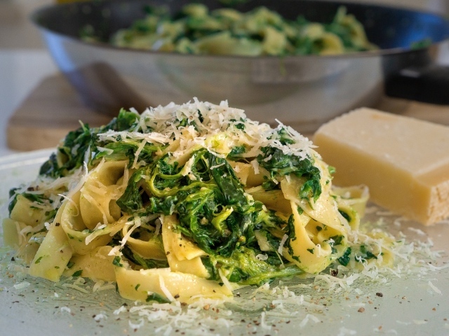 Макароны с тертым сыром и шпинатом