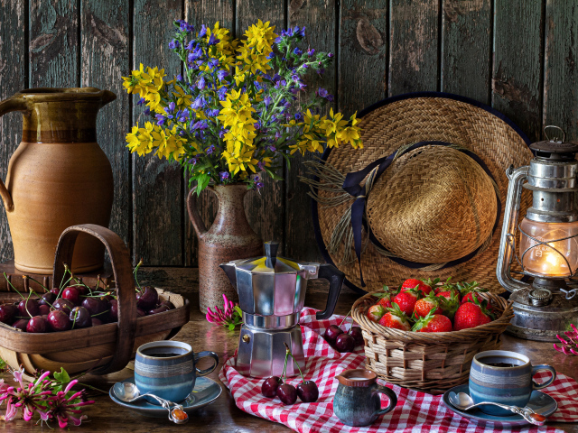 Натюрморт на столе с цветами и ягодами