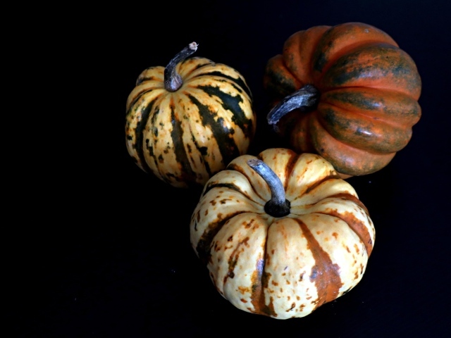 Три тыквы на черном фоне