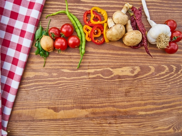 Овощи на деревянном столе с клетчатой скатертью