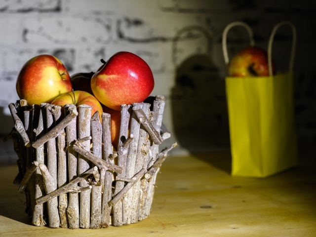 Корзина из веток с красными яблоками