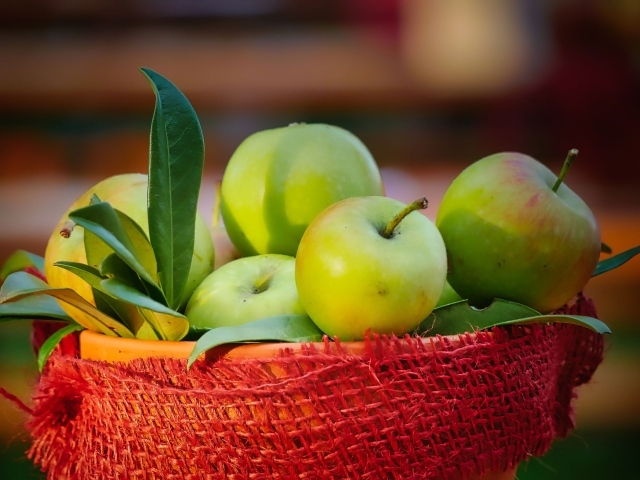 Зеленые яблоки в ведре крупным планом