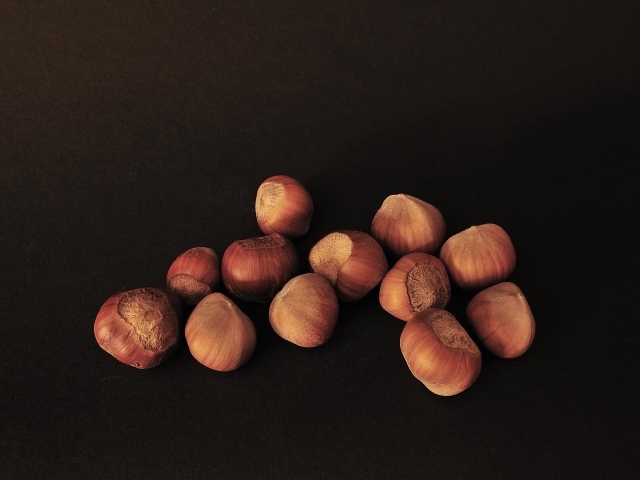 Орехи фундук на черном фоне