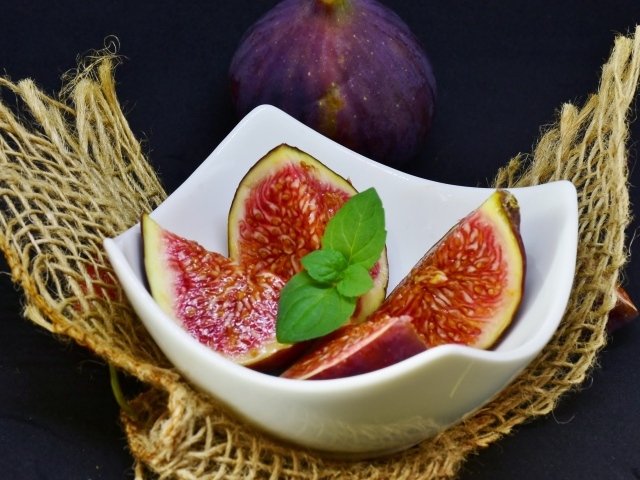 Нарезанный инжир в белой тарелке 