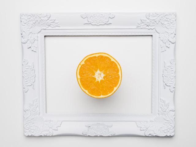 Белая рамка для фото с половиной апельсина