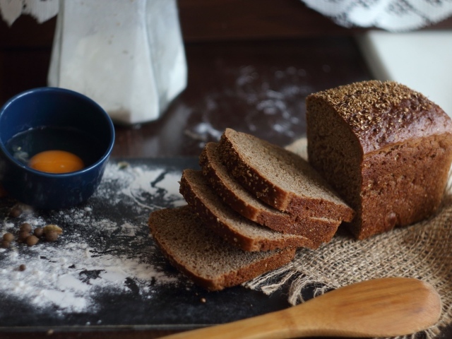 Черный хлеб на столе с мукой