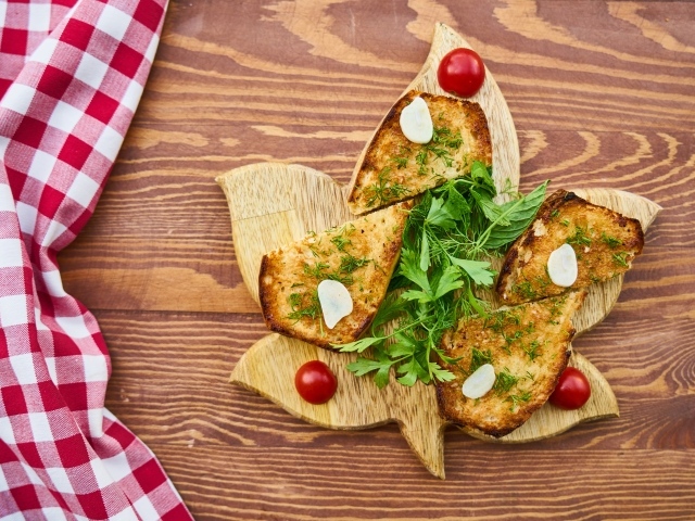 Жареный хлеб с зеленью на столе