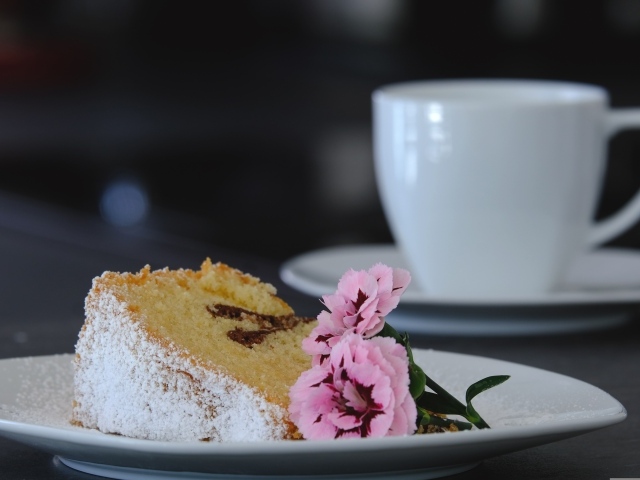 Кусок пирога на тарелке с цветами