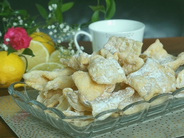 Печенье хворост на столе с лимоном