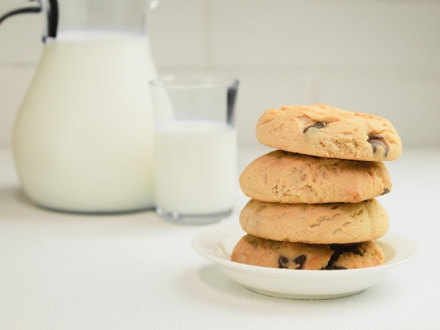 Печенье с шоколадной крошкой на столе с молоком