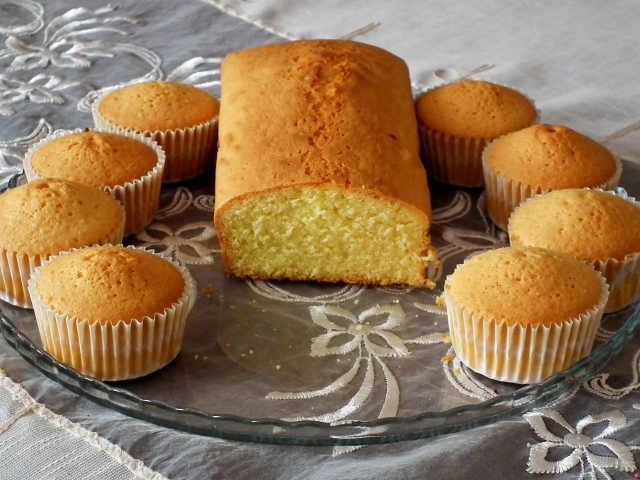 Кексы на стеклянной тарелке на столе