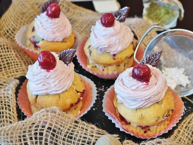 Кексы с розовым кремом и ягодами вишни 