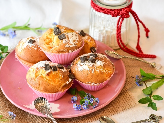 Вкусные сладкие свежие кексы на тарелке