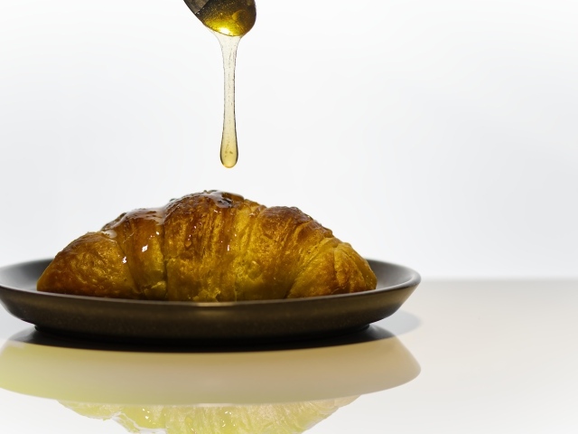 Свежий круассан с медом на завтрак