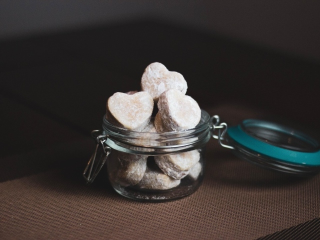 Печенье в форме сердца в стеклянной банке