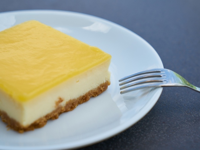 Лимонный чизкейк на тарелке