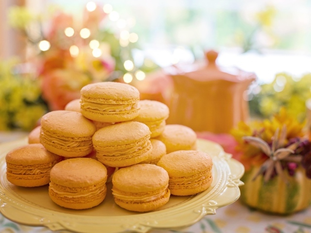 Печенье макарун на большой красивой тарелке