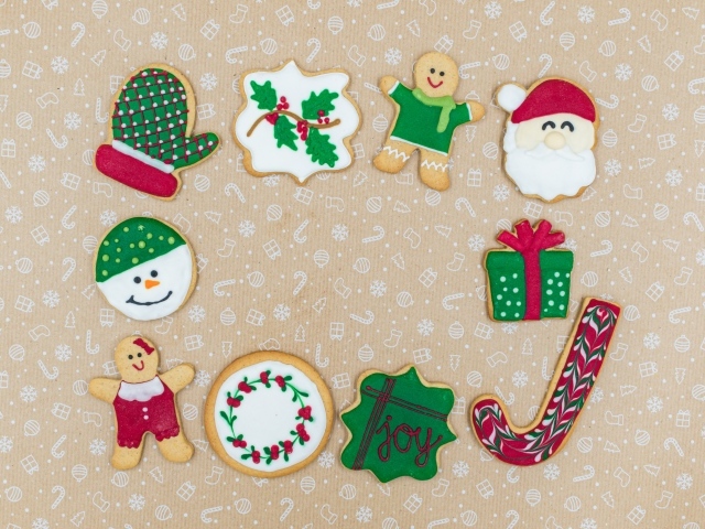 Новогоднее печенье на коричневом фоне