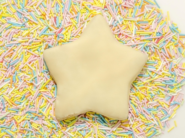 Имбирный пряник в форме звезды с сахарной посыпкой