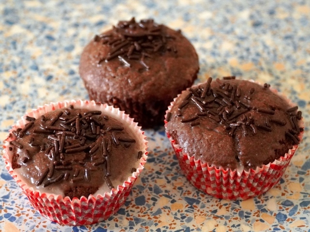 Три шоколадных маффина на столе