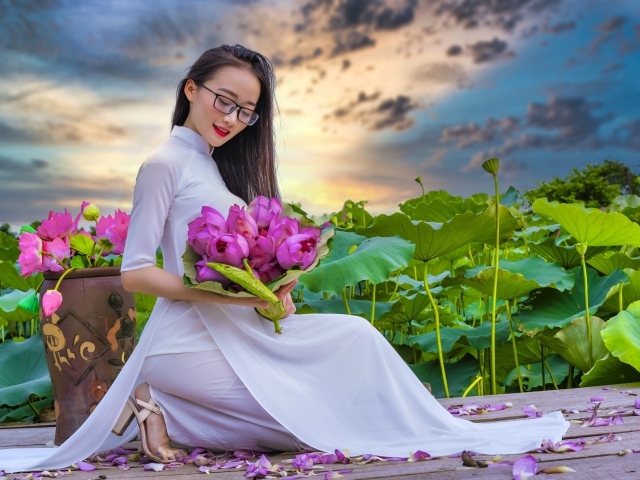 Девушка азиатка в белом платье с цветами лотоса