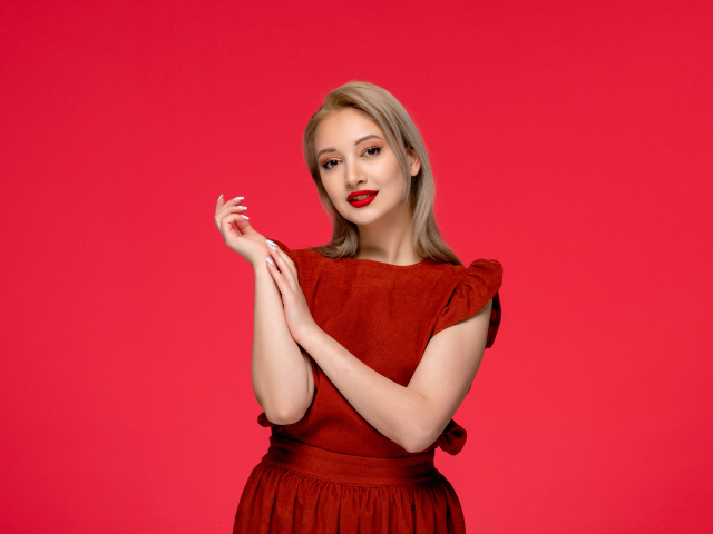 Красивая девушка в красном платье на красном фоне