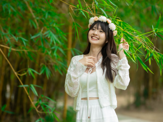 Улыбающаяся азиатка с венком на голове