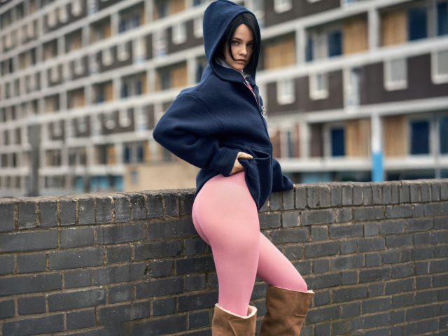 Модель Барбара Палвин в розовых лосинах