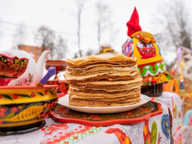 Стопка блинов на празднике Масленица