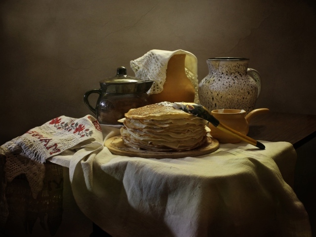 Блины на столе с кувшинами на праздник Масленица