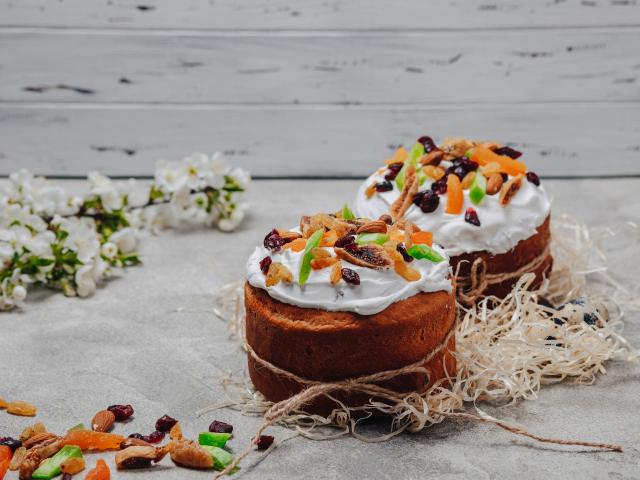 Два пасхальных кулича украшены цукатами