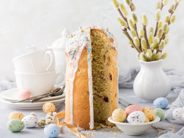 Ветки вербы на столе с куличом и яйцами на праздник Пасха