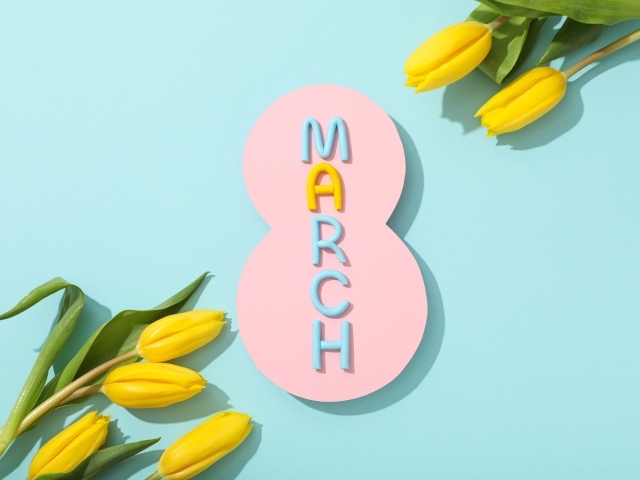 Желтые тюльпаны на голубом фоне на праздник 8 марта