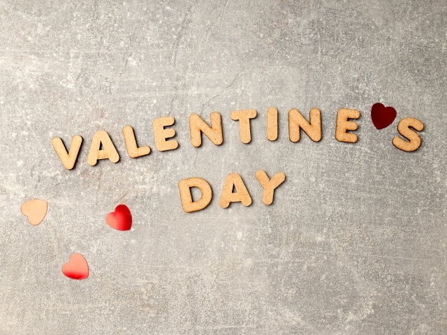 Буквы на сером фоне на день Святого Валентина