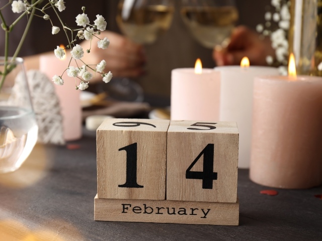 Зажженные свечи и кубики на день влюбленных 14 февраля