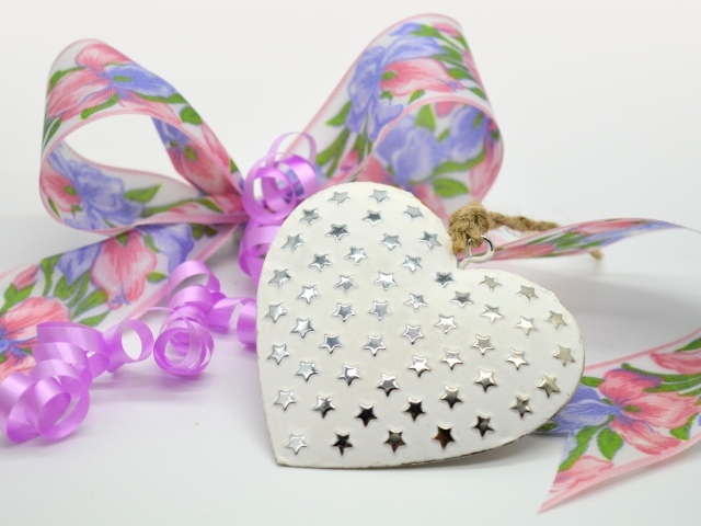 Красивое сердце в звездах с ленточкой