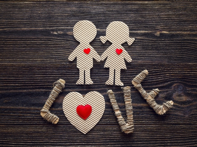 Вырезанные из ткани изображение мальчика и девочки и надписью Love