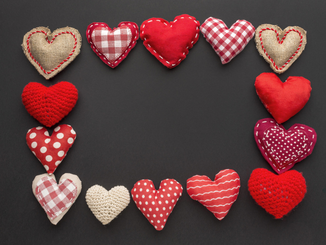 Рамка из тканевых сердечек на сером фоне, шаблон для открытки