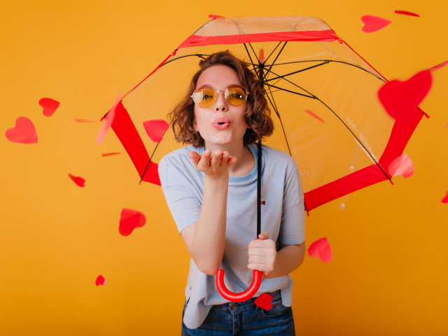 Девушка под зонтом с сердечками