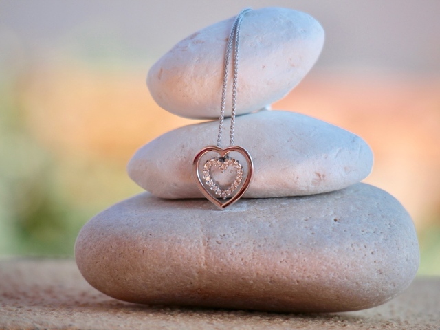 Кулон в форме сердца на камнях