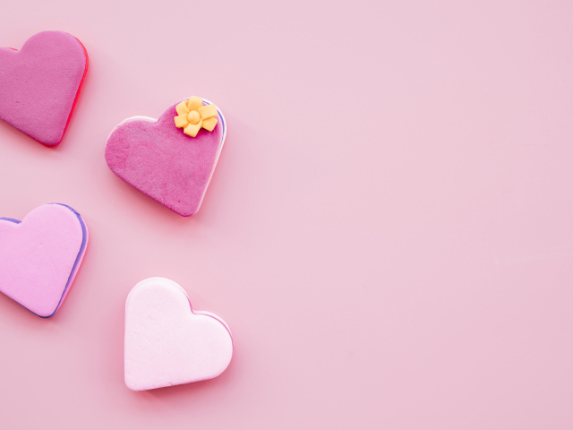 Печенье в форме сердца на розовом фоне