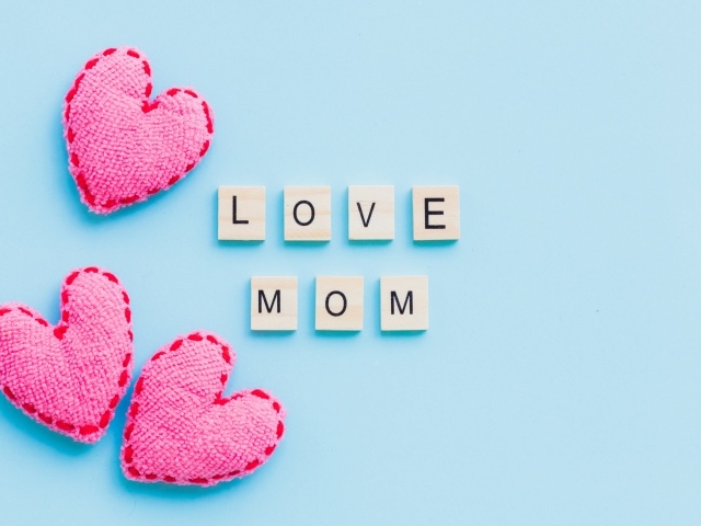 Сердечки и надпись Я люблю маму на голубом фоне