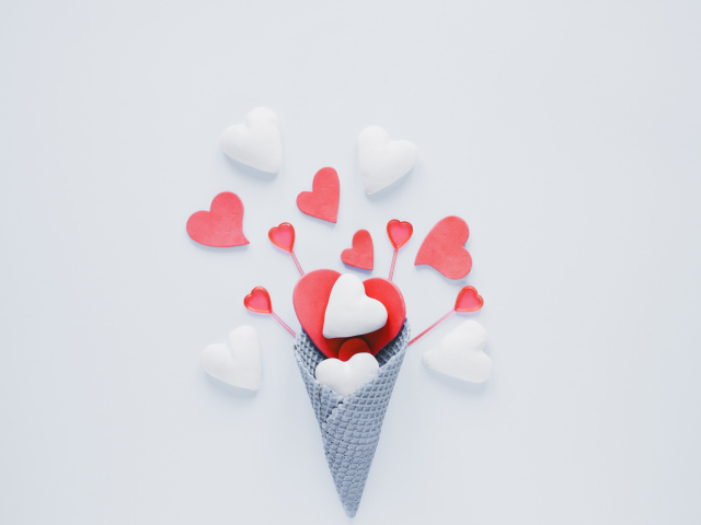 Рожок с сердечками на сером фоне