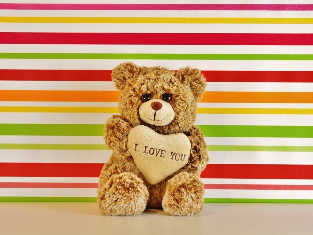 Плюшевый милый медвежонок с сердечком