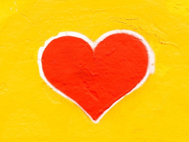 Красное сердце на желтом фоне