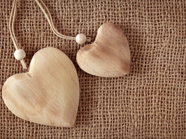 Два деревянных сердца на ткани