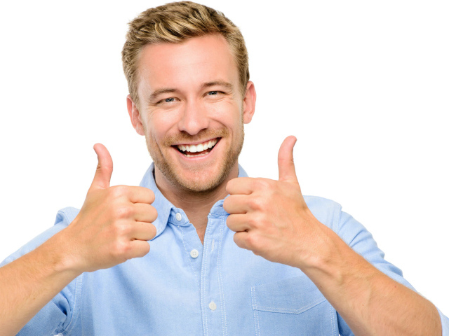 Улыбающийся парень показывает класс 